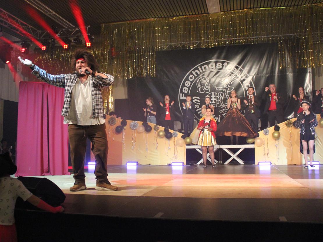 Das Bild zeigt Impressionen der Prunksitzung. 