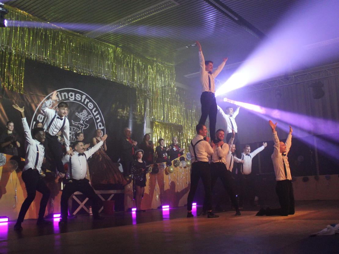 Das Bild zeigt Impressionen der Prunksitzung. 