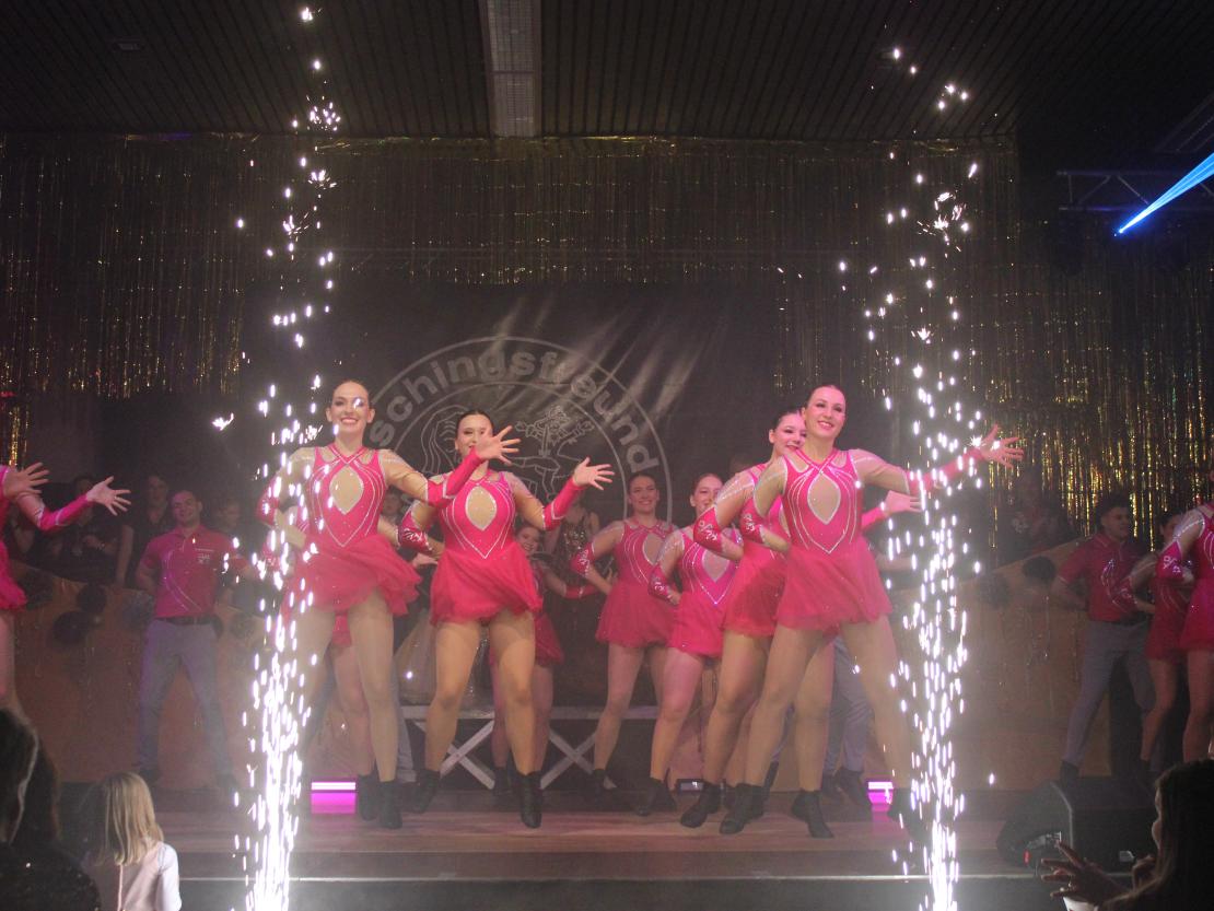 Das Bild zeigt Impressionen der Prunksitzung. 