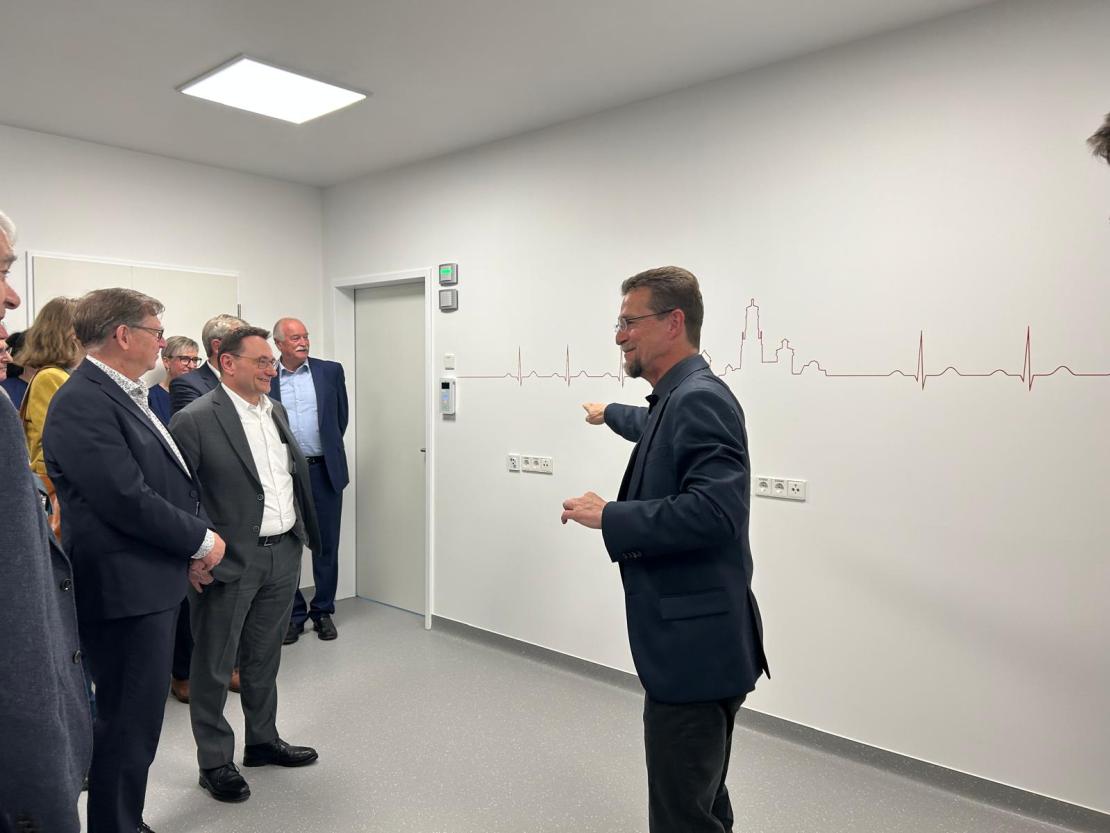 Das Bild zeigt Eindrücke von der Eröffnung des neuen Herzkatheters in Nördlingen. 
