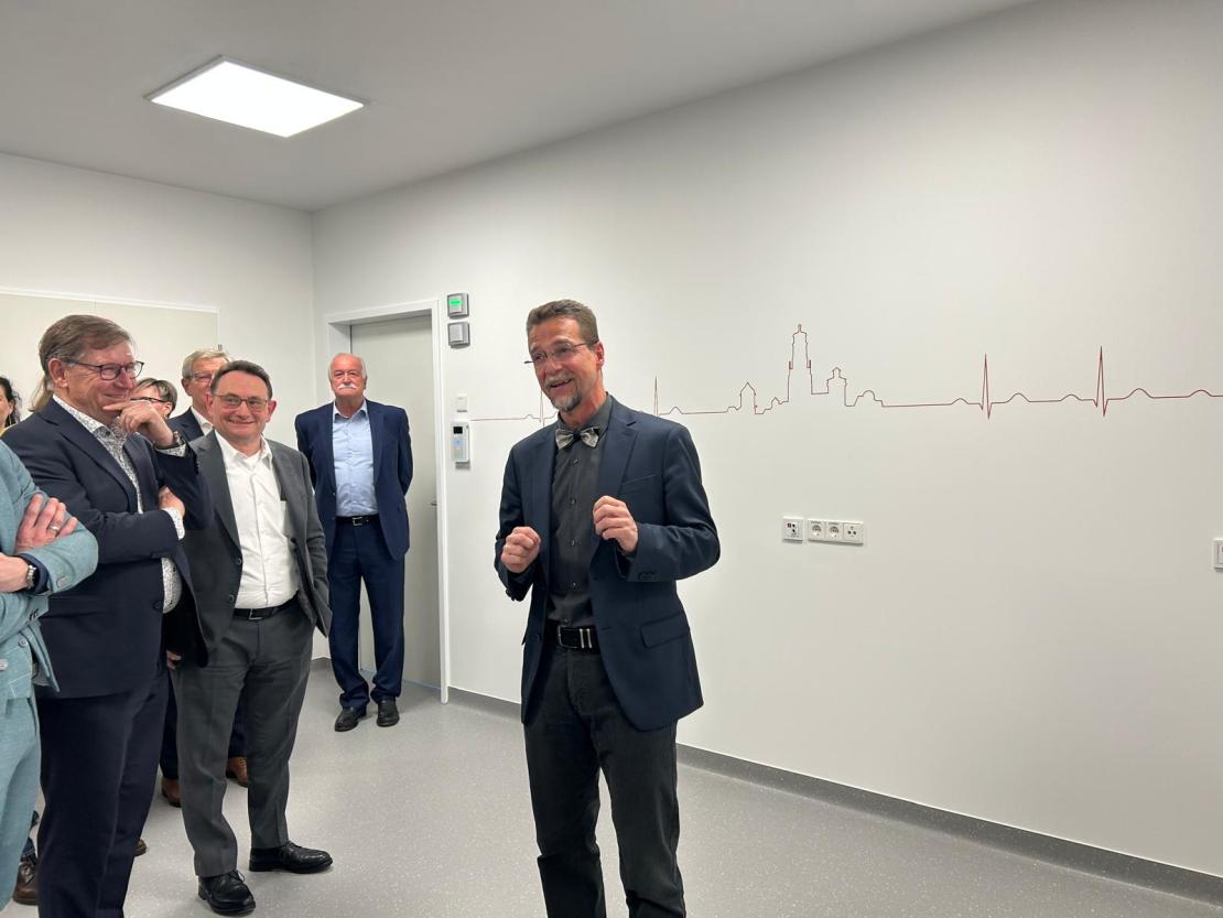 Das Bild zeigt Eindrücke von der Eröffnung des neuen Herzkatheters in Nördlingen. 