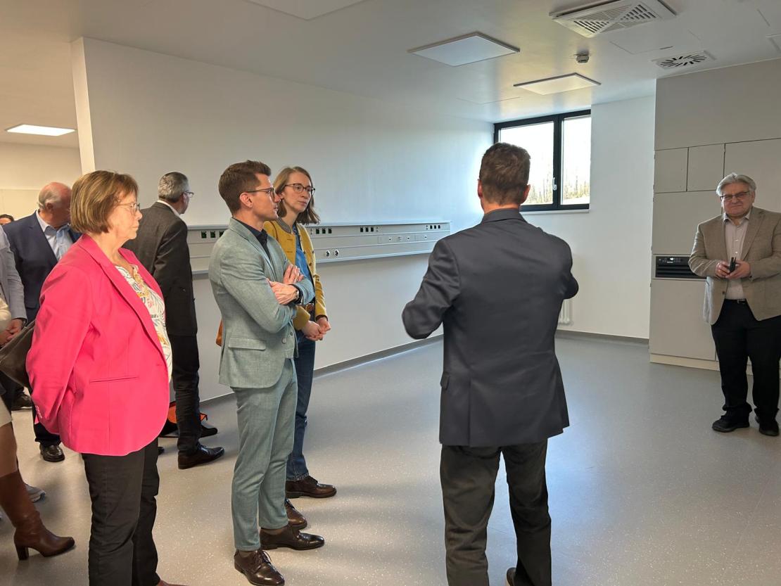 Das Bild zeigt Eindrücke von der Eröffnung des neuen Herzkatheters in Nördlingen. 