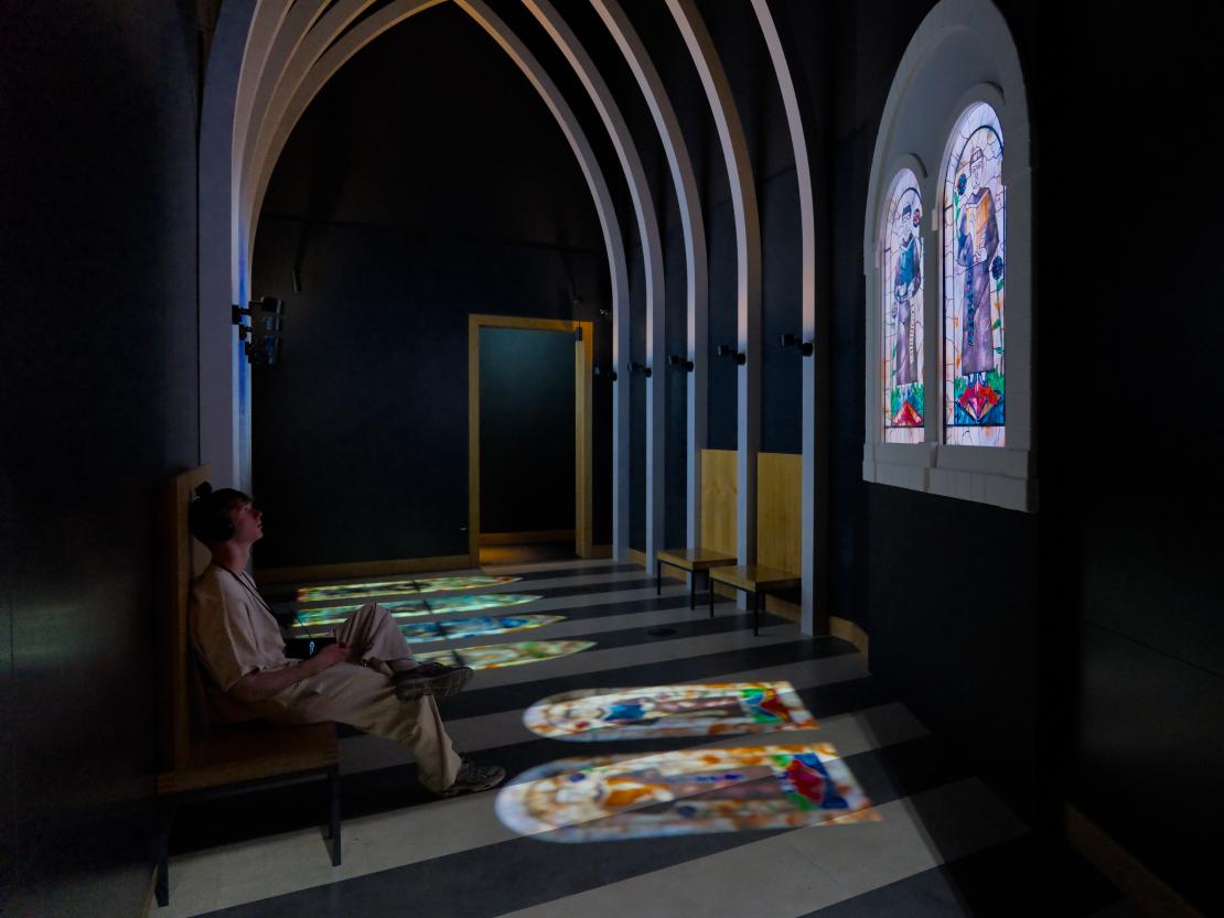Eine Person sitzt auf dem boden in einer kirche 