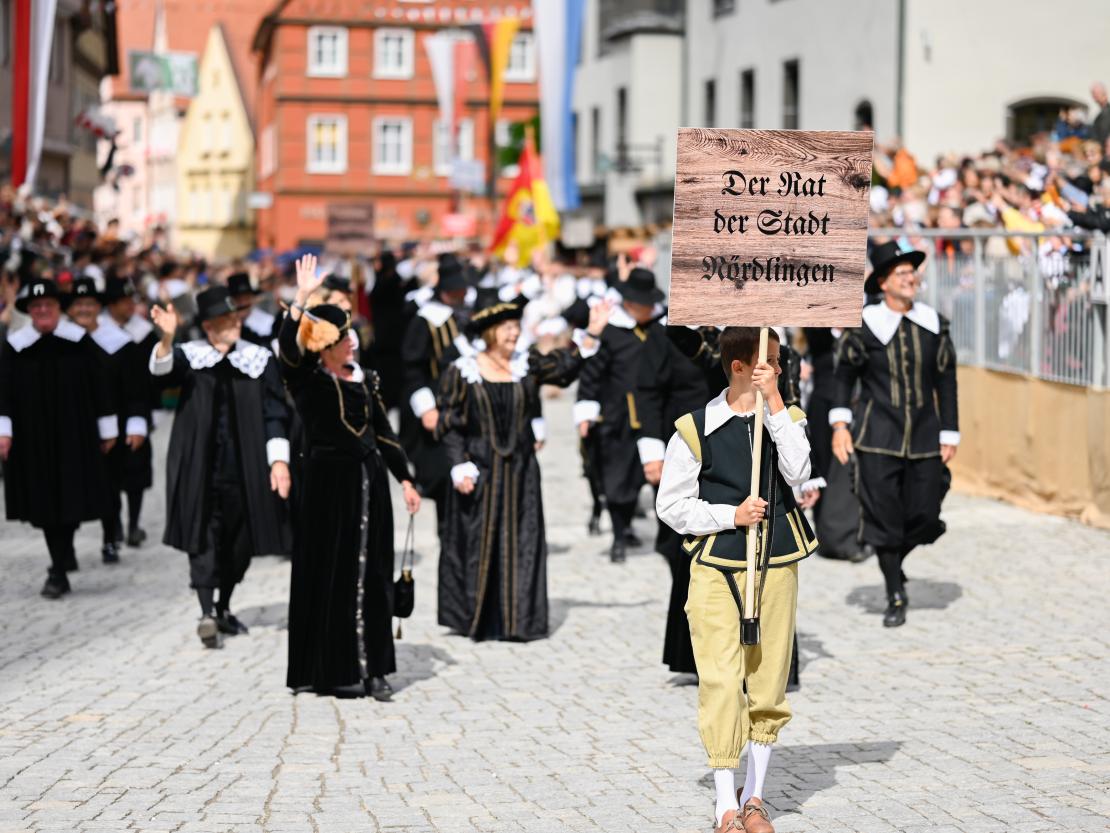 Der große historische Festumzug in Nördlingen.