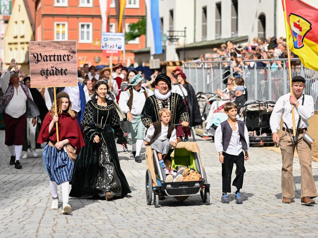 Der große historische Festumzug in Nördlingen.