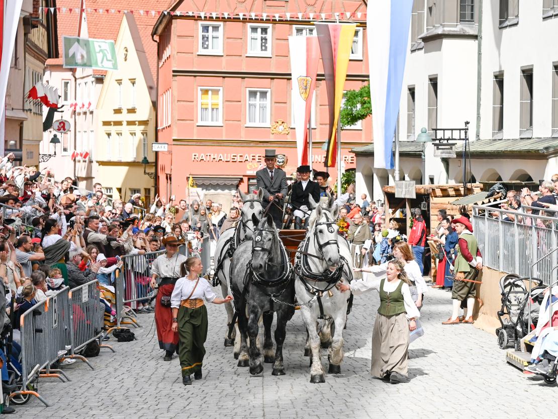 Der große historische Festumzug in Nördlingen.