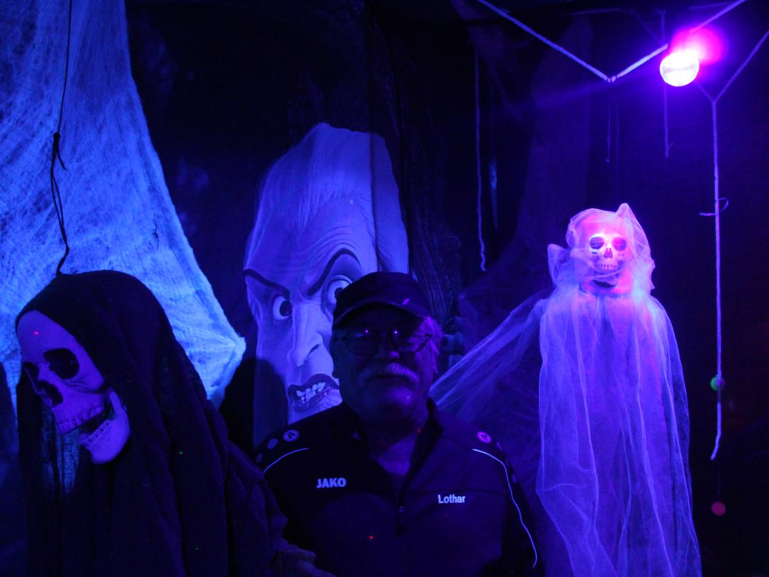 Lothar Kircher in seiner Geisterbahn.