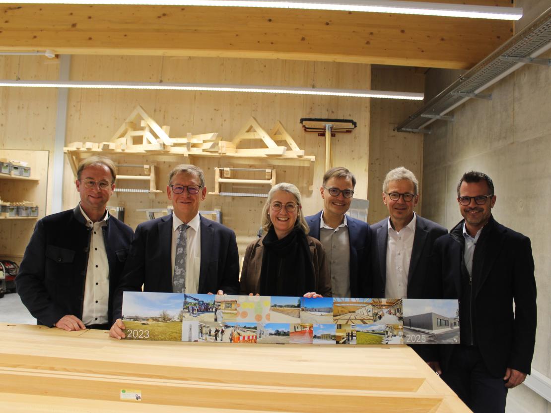 Auf dem Bild zu sehen (von links): MdL Wolfgang Fackler, Landrat Stefan Rößle, Schulleiterin Anja Behnke, Architekt Michael Leberzammer, ehemaliger Schulleiter a.D. Gerhard Kilian und Oberbürgermeister Jürgen Sorré. 