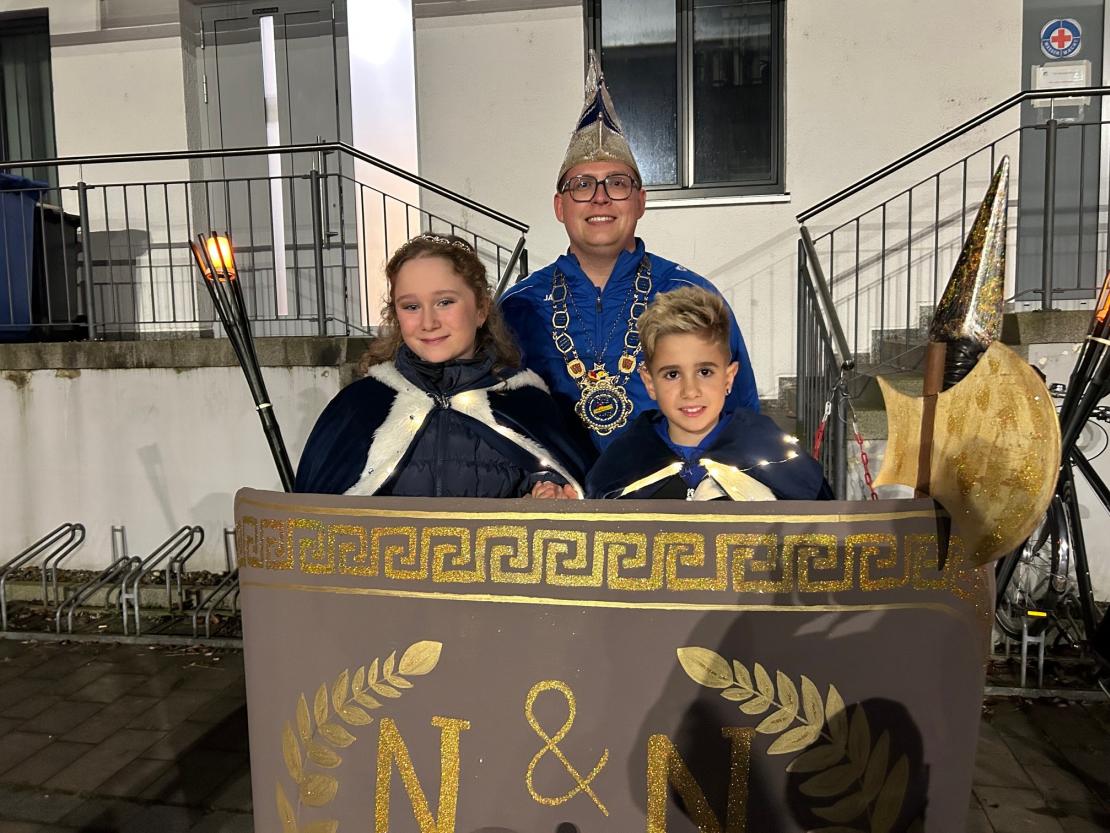 Das Kinderprinzenpaar Nele I. Hüterin des Olympischen Feuers (Wolff) und Noel I. von den Olympischen Kämpfern (Kampfinger) gemeinsam mit Präsident Johannes Schimmer. 