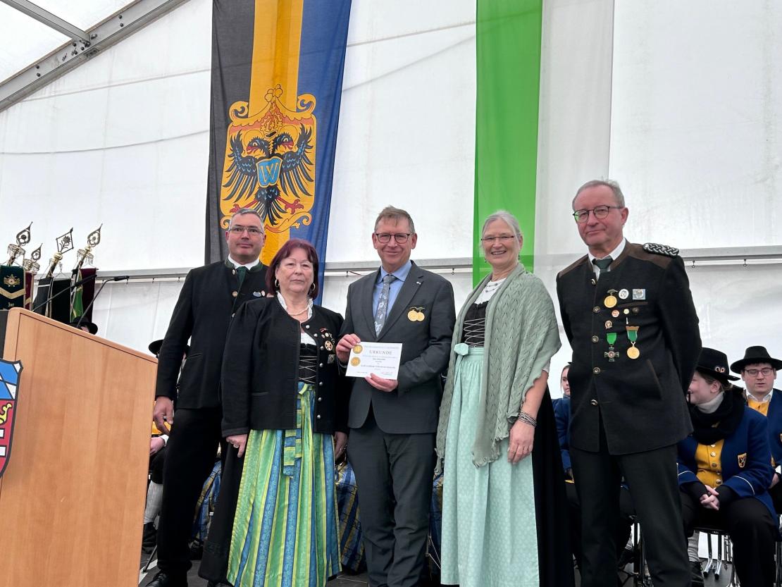 Auf dem Bild zu sehen (von links): Olaf Schmid (Stv. Gauschützenmeister), Rita Schnell (Ehem. Gauschützenmeisterin), Landrat Stefan Rößle (Verleihung des Sebastianiordens in Großgold), Heike Wildfeuer-Fick (Gauschützenmeisterin) und Helmut Meyer (Stv. Gauschützenmeister). 