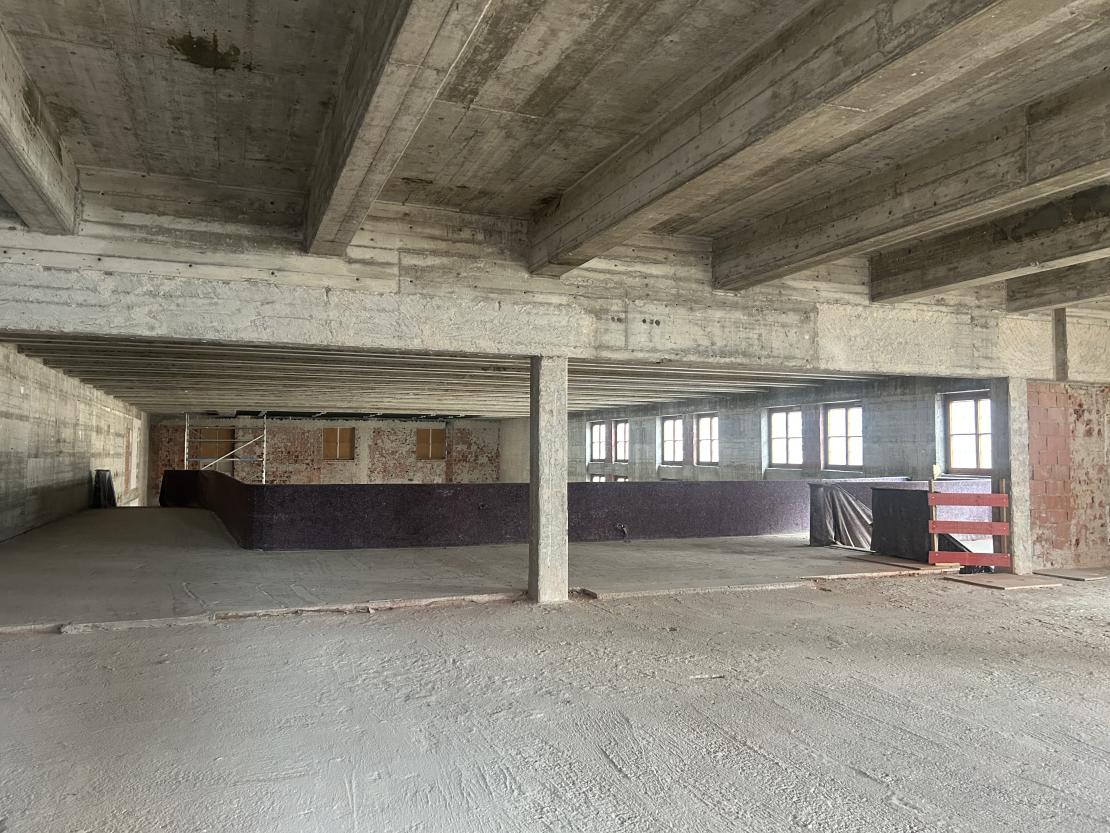 Blick von der ehemaligen Gaststätte in Richtung Stadtsaal-Empore. 