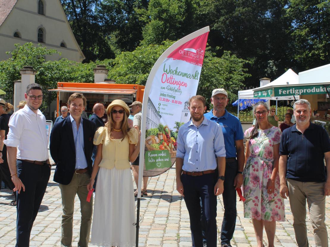 Der Oettinger Wochenmarkt wurde im Beisein von Fürst Franz-Albrecht zu Oettingen-Spielberg (2.v.l.), dessen Ehefrau Cleopatra von Adelsheim (3.v.l.) sowie Landrat Michael Dinekmeier (l.) und Oettingens Erstem Bürgermeister Thomas Heydecker (M.) eröffnet.