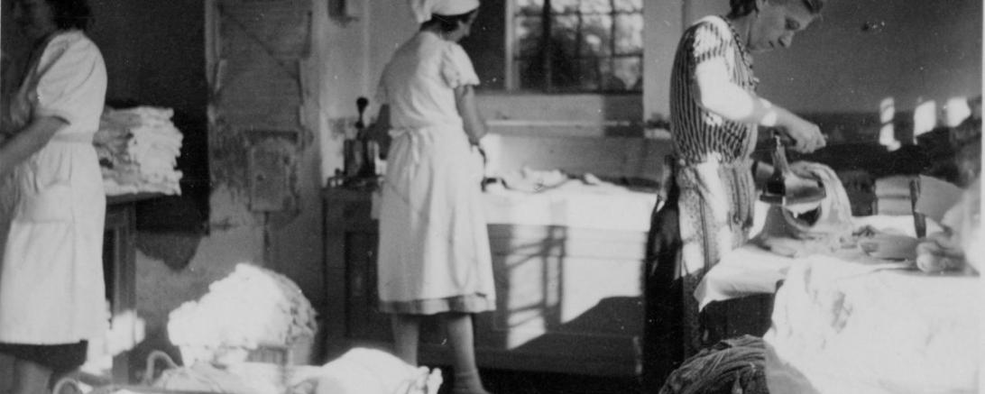 1956-beim-buegeln-1200x1183