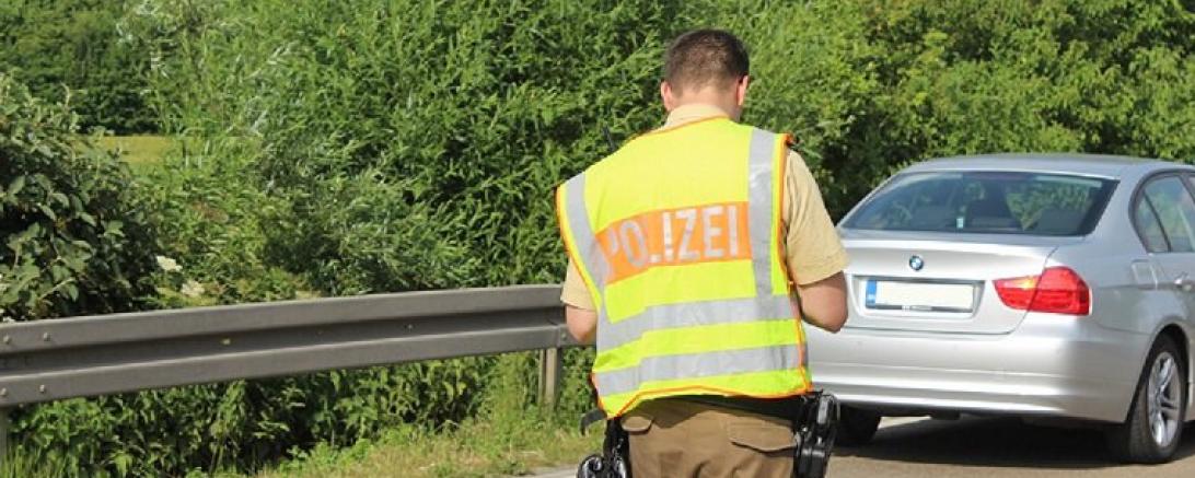 Das Bild zeigt einen Polizeibeamten im EInsatz.