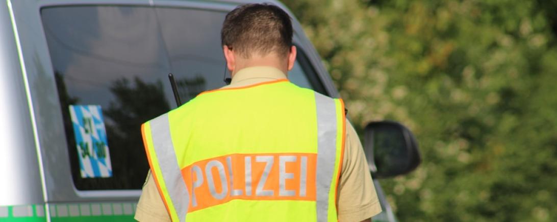 Polizist mit Warnweste