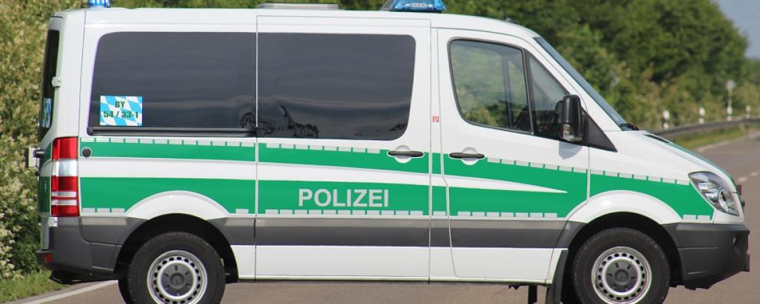 Das Bild zeigt ein Auto der Plizei.