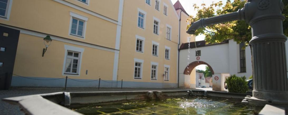 Brunnen vorm Schloß