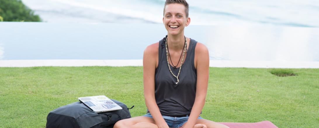 Conni Yogamatte, Laptop - was braucht man mehr außer dem Meer