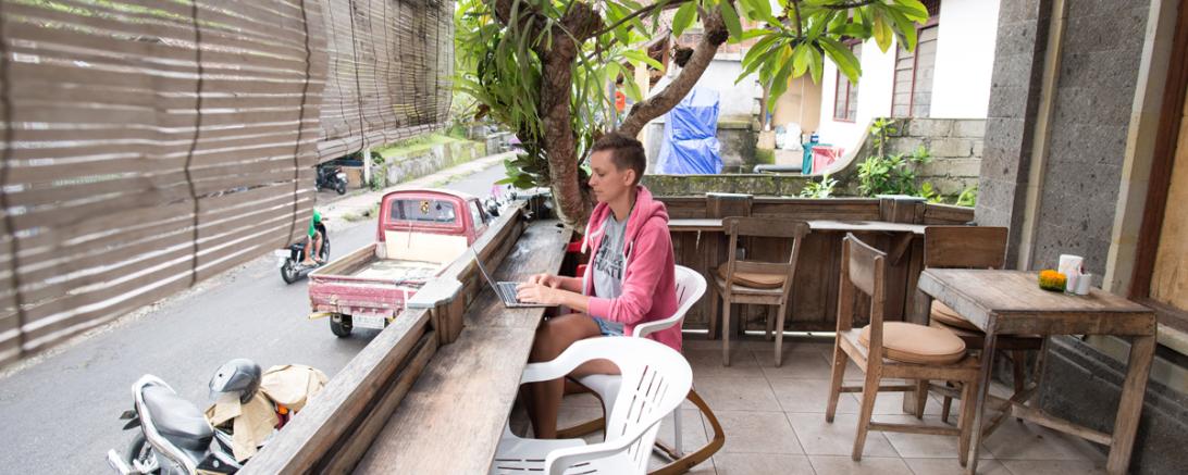 Conni in ihrem Büro irgendwo auf der Welt