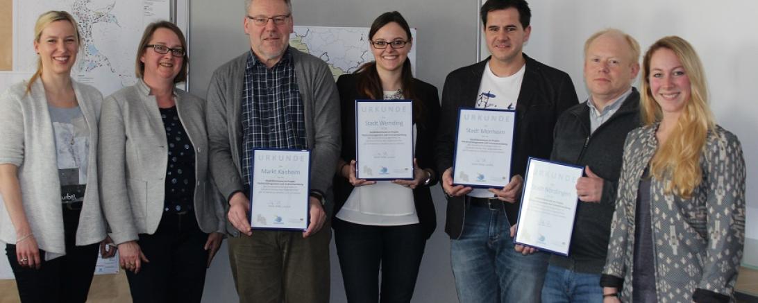 Pressefoto_Übergabe Urkunden