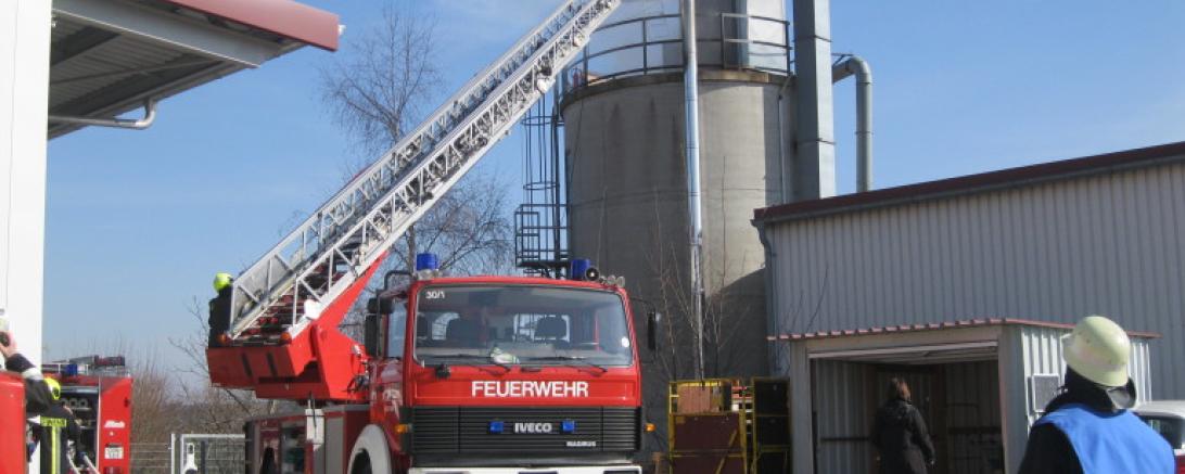 100 Feuerwehrkräfte löschen Brand in Schreinereibetrieb