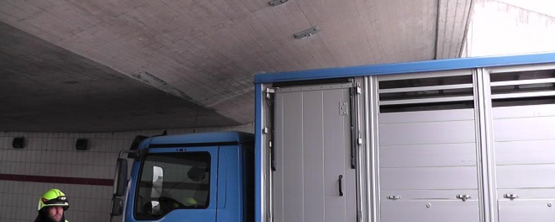 LKW bleibt in Bahnunterführung stecken