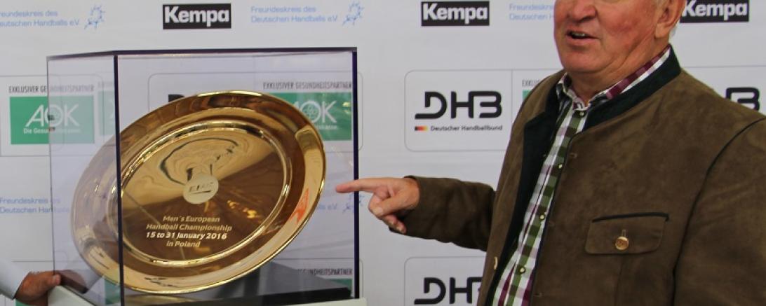 BHV Präsident Gerd Tschochohei mit der EM Schale
