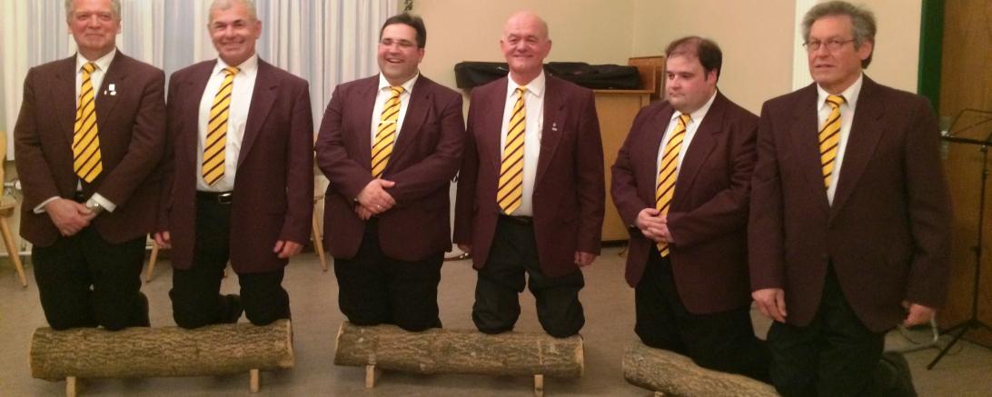 Bild 1 Holzscheitknien