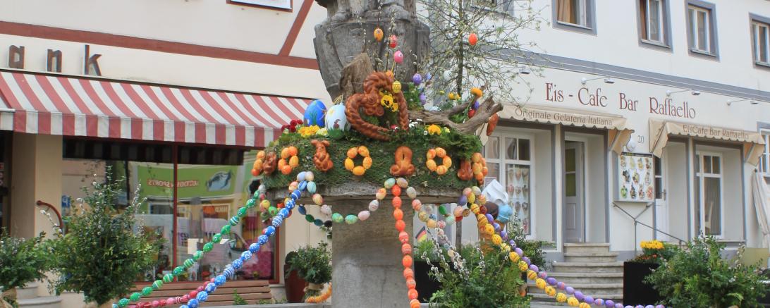 Stadt Oettingen_Osterbrunnen Marktplatz 2017@Bettina Schramm