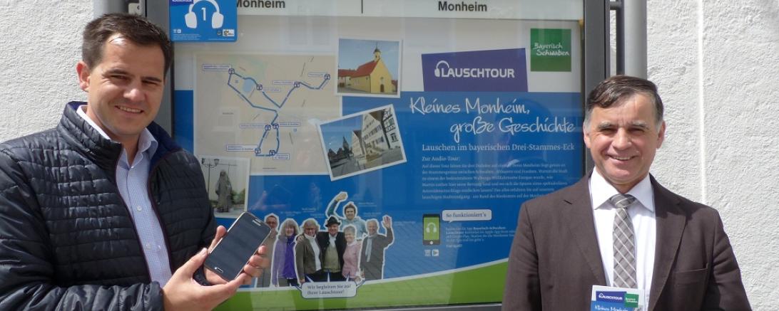 StadtAktviManager Peter Ferber und Bürgermeister Günther Pfefferer vor der Starttafel der neuen Lauschtour