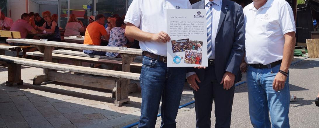 Kiwanis fly and help Landrat Simon Kapfer (1) (002)