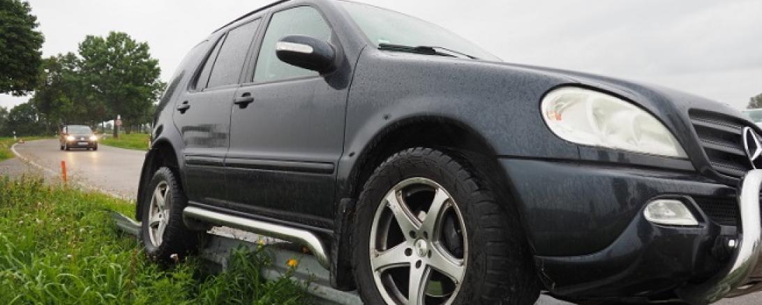 PKW fährt auf Leitplanke auf