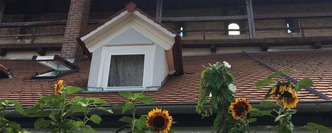 Direkt an die Stadtmauer gebaute Kasarme