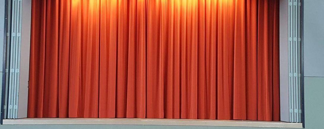 5061976_neuer-buehnenvorhang-stadthalle
