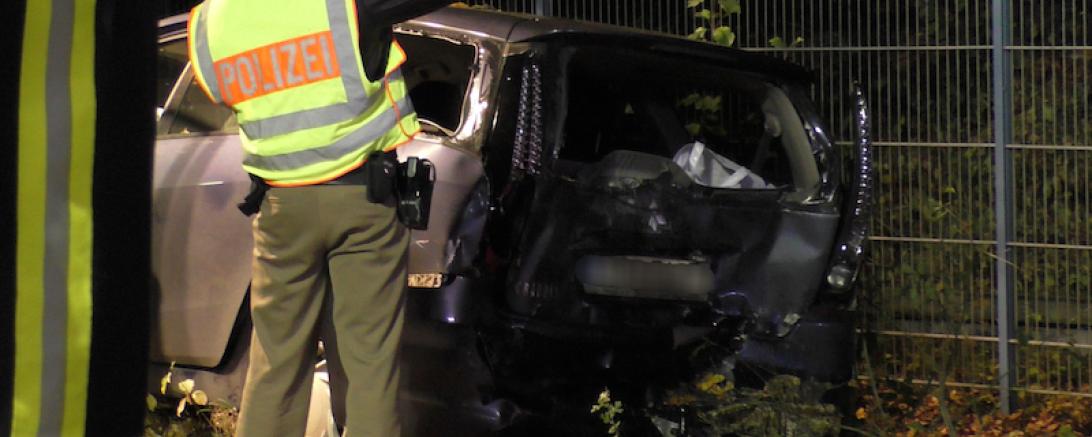 Das völlig zerstörte Heck des Kleinwagens