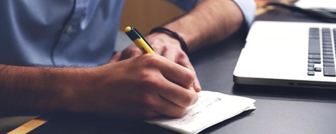 Unternehmer schreibt etwas auf einen Block