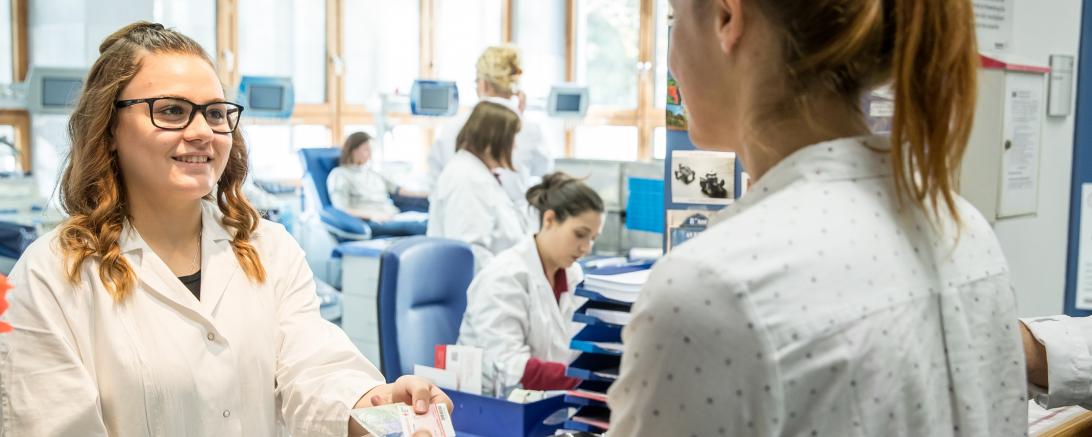 Blutspendedienst des BRK, Ausweispflicht, 15.11.2017.