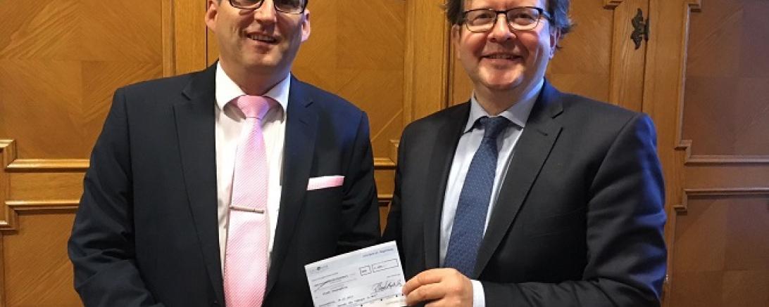 121417 Spende Pädagogische Stiftung Cassianeum an Bürger in Not