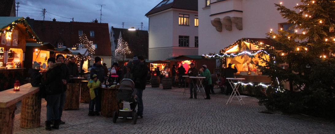 Weihnachtliche Stimmung auf der Rainer Schlossweihnacht. 