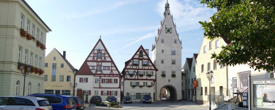 Das Bild zeigt das Stadttor in Monheim. 