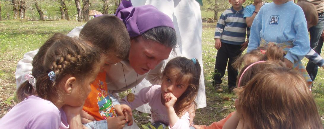 Das Bild zeigt Schwester Christina Färber mit Kindern aus Albanien. 
