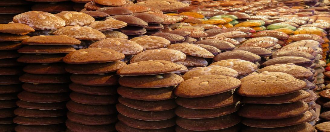 Das Bild zeigt einen Stand mit Lebkuchen auf einem Weihnachtsmarkt. 