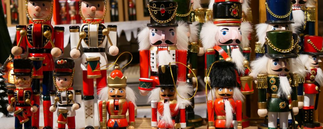 Das Bild zeigt Nussknacker auf einem Weihnachtsmarkt. 