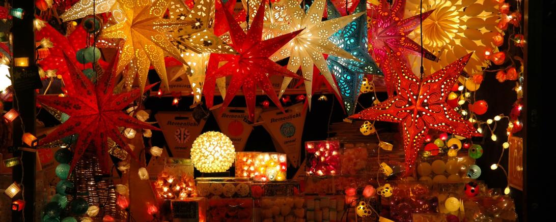 Das Bild zeigt einen Stand am Weihnachtsmarkt.