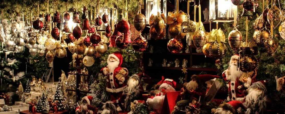 Das Bild zeigt einen Stand am Weihnachtsmarkt. 