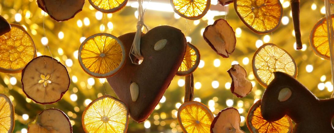 Das Bild zeigt einen Stand am Weihnachtsmarkt. 