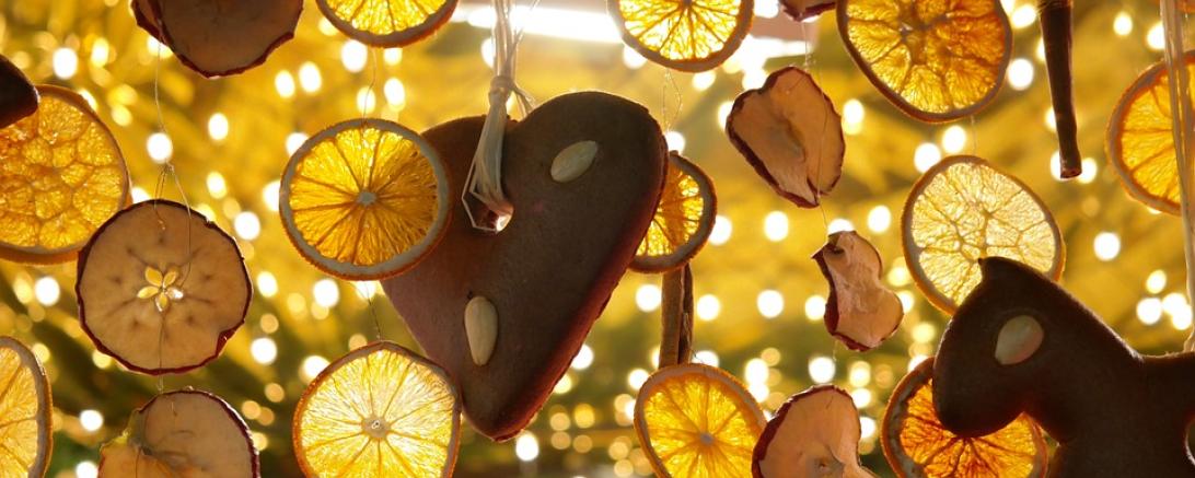 Auf diesem Bild sieht man getrocknete Zitronenscheiben auf einem Weihnachtsmarkt.