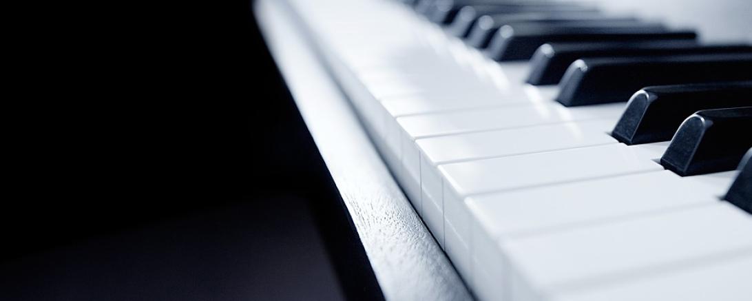 Auf diesem Bild sieht man die Tasten eines Klaviers.