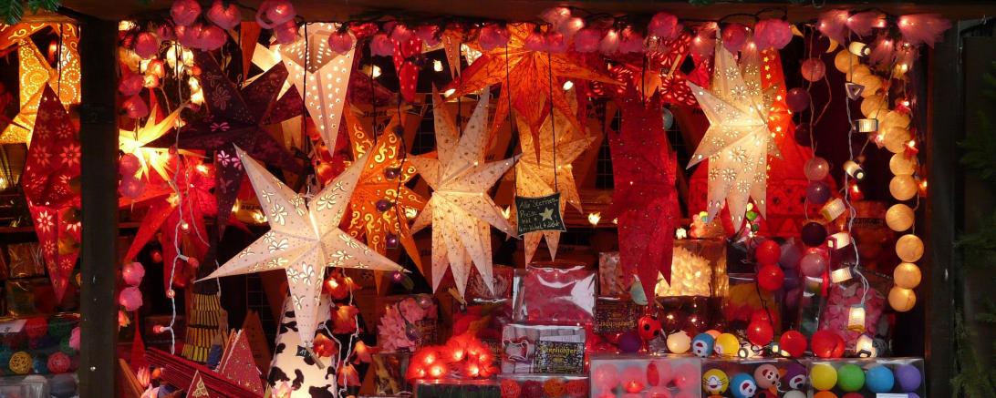 Das Bild zeigt einen Stand am Weihnachtsmarkt.