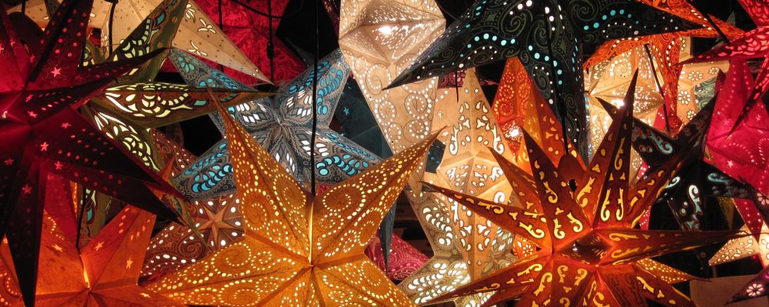 Das Bild zeigt einen Stand auf einem Weihnachtsmarkt. 